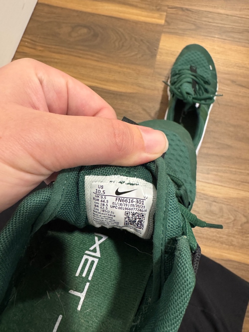 Nike Men's Green and Black Athletic Shoes - Picture 4 of 4